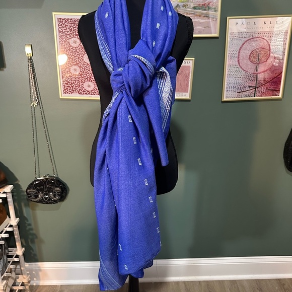 Elegant Blue Oversized Scarf with Pattern 😻 - Picture 1 of 4